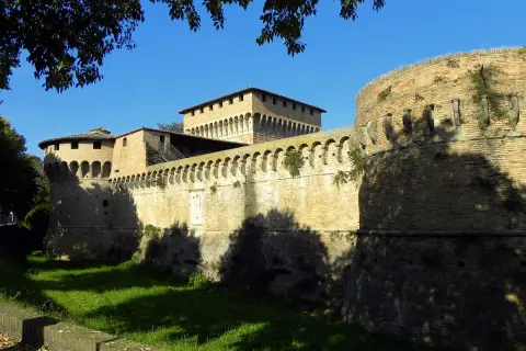 Rocche e mura imponenti, un esempio di cosa vedere a Forlì. Un luogo storico che incanta con la sua architettura.