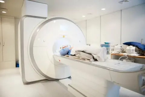 Badanie TK: Co to jest? Zrozum tomografię komputerową krok po kroku