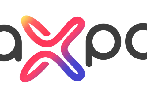 Logo Axpo Polska. Szare litery "axpo" z kolorowym, gradientowym elementem graficznym w środku. Szukając Axpo Polska opinie, warto zwrócić uwagę na ten znak.