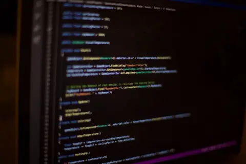 Code C# affiché sur un écran d'ordinateur, avec des lignes de code colorées sur fond noir.