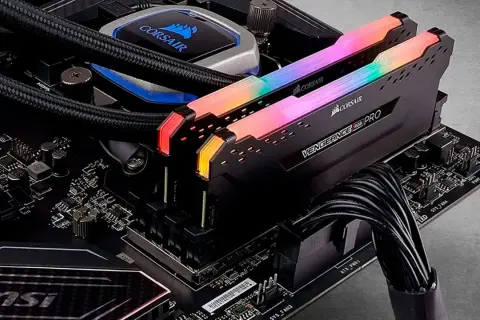 Dos módulos de memoria RAM Corsair Vengeance RGB Pro con iluminación arcoíris instalados en una placa base MSI, funcionando en dual channel.