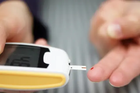Pomiar glukometrem pokazuje prawidłowy poziom cukru we krwi z palca. Wynik 4.8 mmol/L.