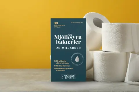 En förpackning med mjölksyrabakterier står bredvid toalettpapper. Bra för tarmludd och din hälsa.