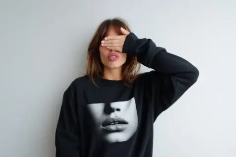 Dlaczego dziewczyny chcą bluzy? Odkryj emocje i komfort w modzie
