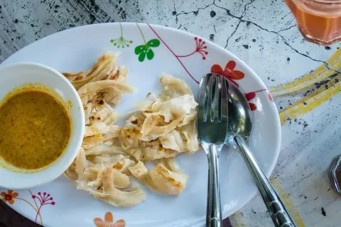 Chrupiące placki roti z aromatycznym curry i herbatą. Idealne śniadanie lub przekąska.