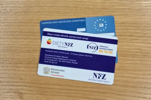 Karta EKUZ jest ważna przez określony czas, zapewniając dostęp do opieki zdrowotnej w UE. Na karcie widnieje logo NFZ.