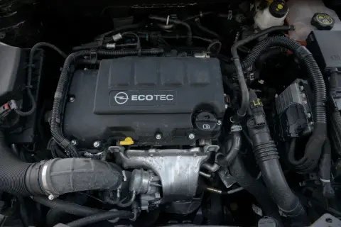 Silnik samochodowy Opel Ecotec z widocznymi przewodami i elementami.