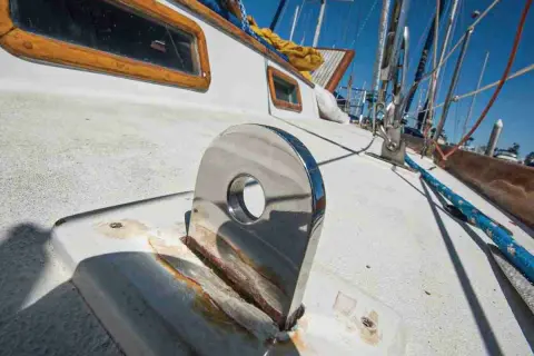 Dettaglio di un'ancora su una barca a vela, con segni di ruggine che suggeriscono la presenza di correnti galvaniche.