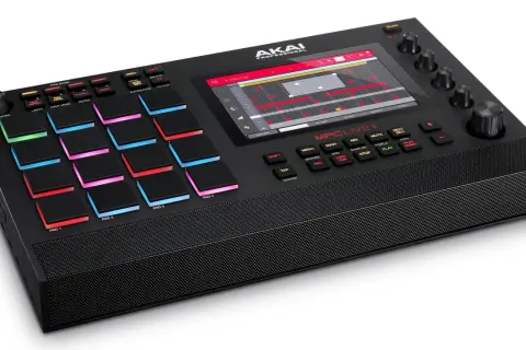 AKAI MPC Live II mit leuchtenden Pads und Touchscreen, bereit für kreative Musikproduktion.