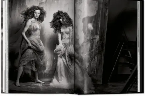 Iconiche modelle con capelli voluminosi in abiti eterei, un'opera di peter lindbergh photography.