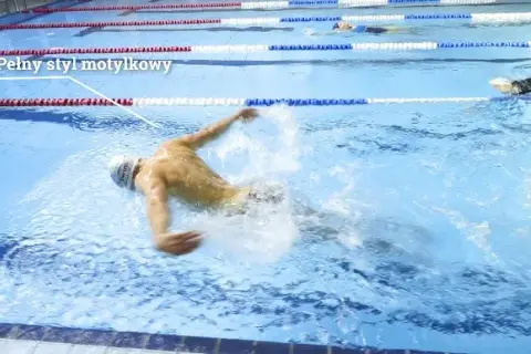 Jak opanować styl motylkowy? Praktyczny poradnik krok po kroku