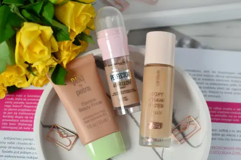 Bazy pod makijaż Pixi, Maybelline i Catrice na tle żółtych róż i ozdobnych spinaczy.