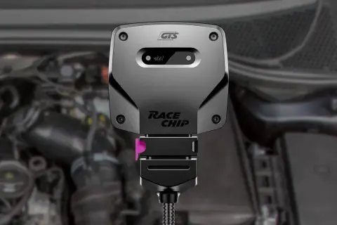 Dispositivo Race Chip GTS instalado en un motor. Las chip power opiniones son positivas sobre su rendimiento.