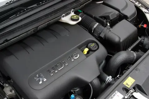 Silnik Citroen 2.0 HDi 16V, czarny plastikowy kolektor ssący z logo Peugeot i napisem HDi 16.