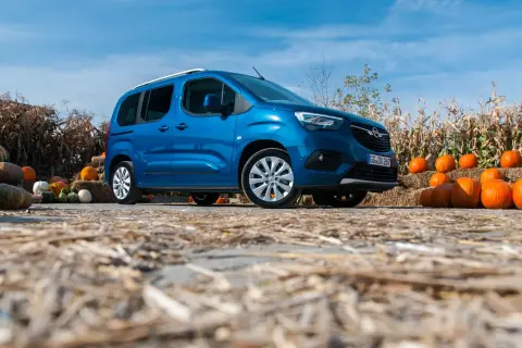Niebieski Opel Combo Life na tle jesiennych dekoracji z dyniami i słomą. Idealny na rodzinne wycieczki.