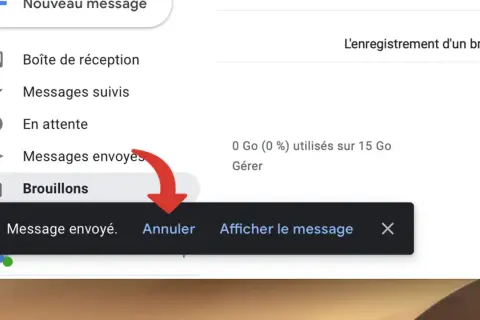Interface Gmail : un curseur rouge pointe vers "Brouillons", rappelant un mail non envoyé.