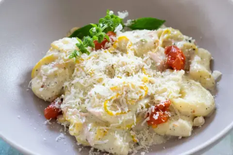 Cremige Gnocchi mit Kirschtomaten, Zucchini und Parmesan. Ein köstliches Gnocchi Rezept, das schnell zubereitet ist.