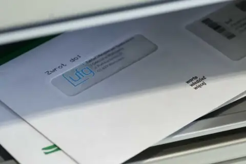Koperta zwrotna do UFG, z adresem i hasłem "warto wiedzieć więcej". Może zawierać informacje o ufg kary.