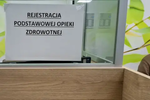 Tabliczka "Rejestracja Podstawowej Opieki Zdrowotnej" w poczekalni. Zapewnienie dostępu do ubezpieczenia zdrowotnego.