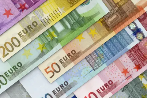 Różne nominały euro, od 10 do 200, ułożone ukośnie. Wkrótce chorwacka waluta będzie euro.
