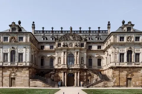 Barokowy pałac w Dreźnie, z imponującą fasadą i schodami, stanowi cel wycieczki po tej historycznej trasie.