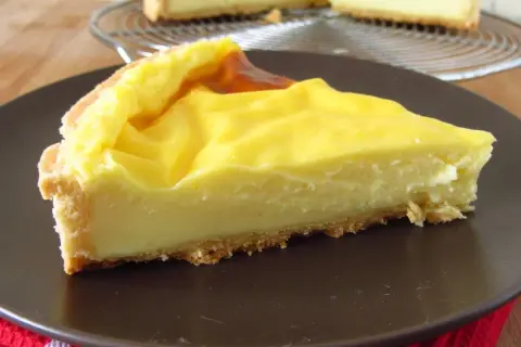 Une part de tarte onctueuse à la crème pâtissière, parfaite pour une recette facile.