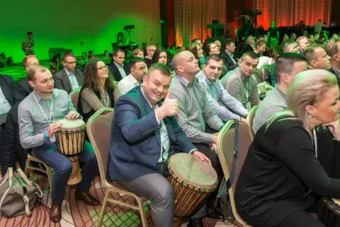 Uczestnicy konferencji uczą się, jak grać na perkusji, bawiąc się rytmami.