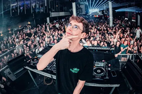 DJ na koncercie "Lost Frequencies" miksuje dla roztańczonego tłumu.
