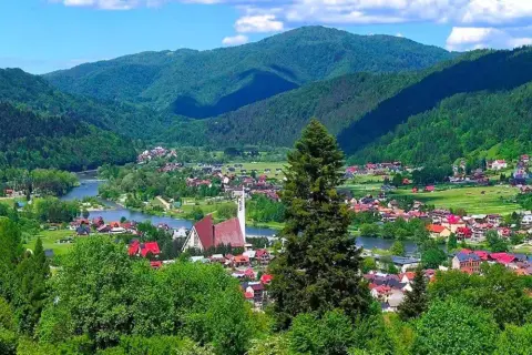 Malowniczy widok na Krościenko nad Dunajcem. Atrakcje turystyczne w otoczeniu zielonych wzgórz i rzeki.