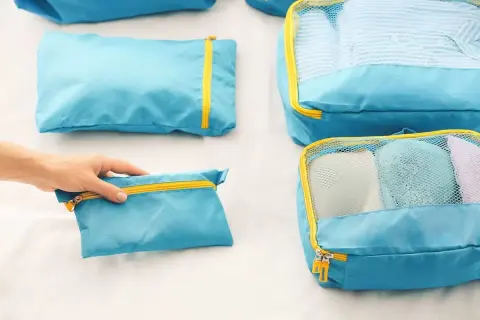 Organiza tu viaje: cómo hacer una mochila de viaje con cubos organizadores.
