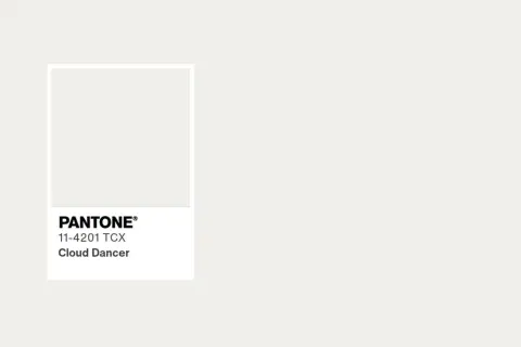 Pantone-Farbkarte mit dem Namen "Cloud Dancer". Ein zarter, heller Ton, der an die Leichtigkeit von Wolken erinnert.