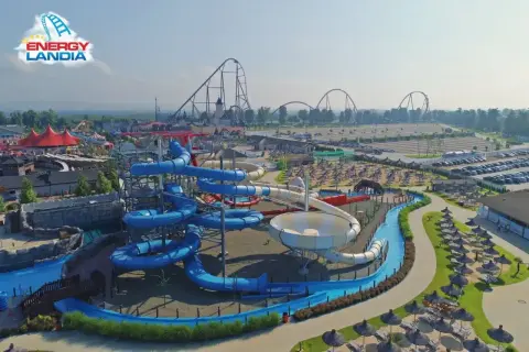 Energylandia, największy aquapark w Polsce, oferuje mnóstwo wodnych atrakcji i rollercoasterów.