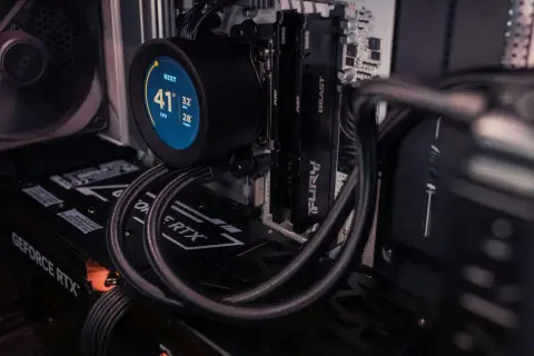 Wnętrze komputera z chłodzeniem NZXT, wyświetlającym temperatury CPU, GPU i cieczy. To nie jest rozdzielczość 1440p, ale dane z podzespołów.