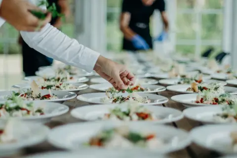 Catering na 30 osób: Ile zapłacisz? Budżet i triki oszczędności.