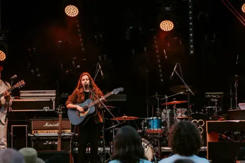 Zespół gra na scenie, wokalistka z gitarą, gitarzysta, klawiszowiec. To ich ostatnia nadzieja, tekst piosenki brzmi w powietrzu.