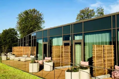 Co to jest patio w hotelu i jak wpływa na komfort gości?