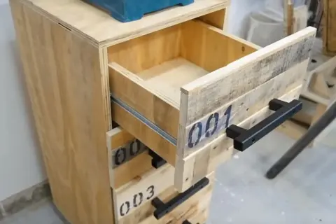 Cassettiera fai da te con pallet, un progetto creativo per organizzare lo spazio.