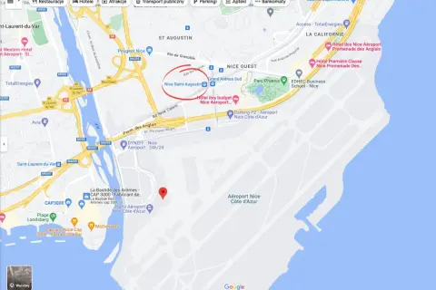 Mapa pokazuje lotnisko Nice Côte d'Azur, z zaznaczonymi hotelami i drogami.