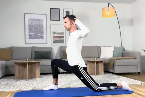 Man utför yogaövning för att lindra diskbråck.