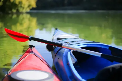 Jedzenie na kajaki: co zabrać na spływ? Porady eksperta!
