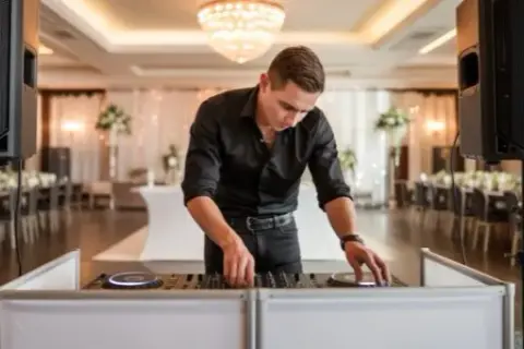 DJ na wesele 2026: Koszt od 3500 zł! Co wpływa na cenę i pakiety?