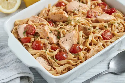 Pasta mit Lachs und Kirschtomaten in cremiger Lachs Sahne Sauce, garniert mit Dill. Ein Genuss!