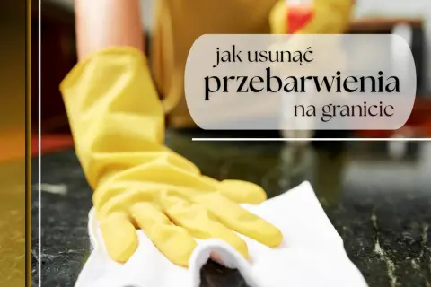 Rękawiczka w żółtej gumie poleruje ciemny granit, usuwając mokre plamy i przebarwienia.