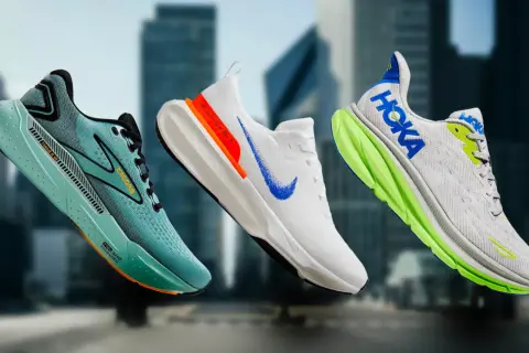 Scarpe da corsa Brooks, Nike e Hoka, marche di scarpe famose, in primo piano su uno sfondo urbano sfocato.