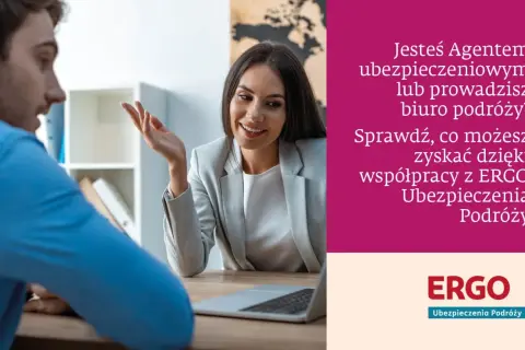 Dwie osoby rozmawiają przy biurku. Kobieta gestykuluje, zachęcając do sprawdzenia oferty ERGO Ubezpieczenia Podróży. Opinie o ergo ubezpieczenia podróży są pozytywne.