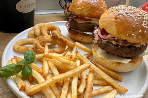 Jak zrobić burgery wołowe? Od mięsa po bułkę przepis mistrza.