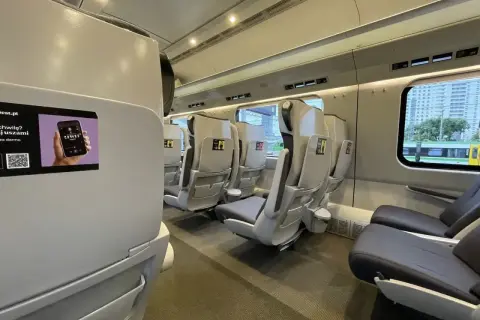 Puste siedzenia w wagonie 1 klasa intercity. Czysto i komfortowo, idealnie na podróż.