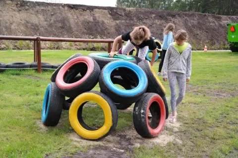Opony na plac zabaw: Jak stworzyć bezpieczne królestwo zabawy?
