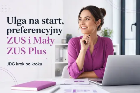 Uśmiechnięta kobieta przy biurku, myśląca o ulga na start, preferencyjny ZUS i Mały ZUS Plus. JDG krok po kroku.