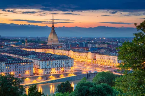 Skymningen över Turin, Italien, med Mole Antonelliana som reser sig mot en färgsprakande himmel.